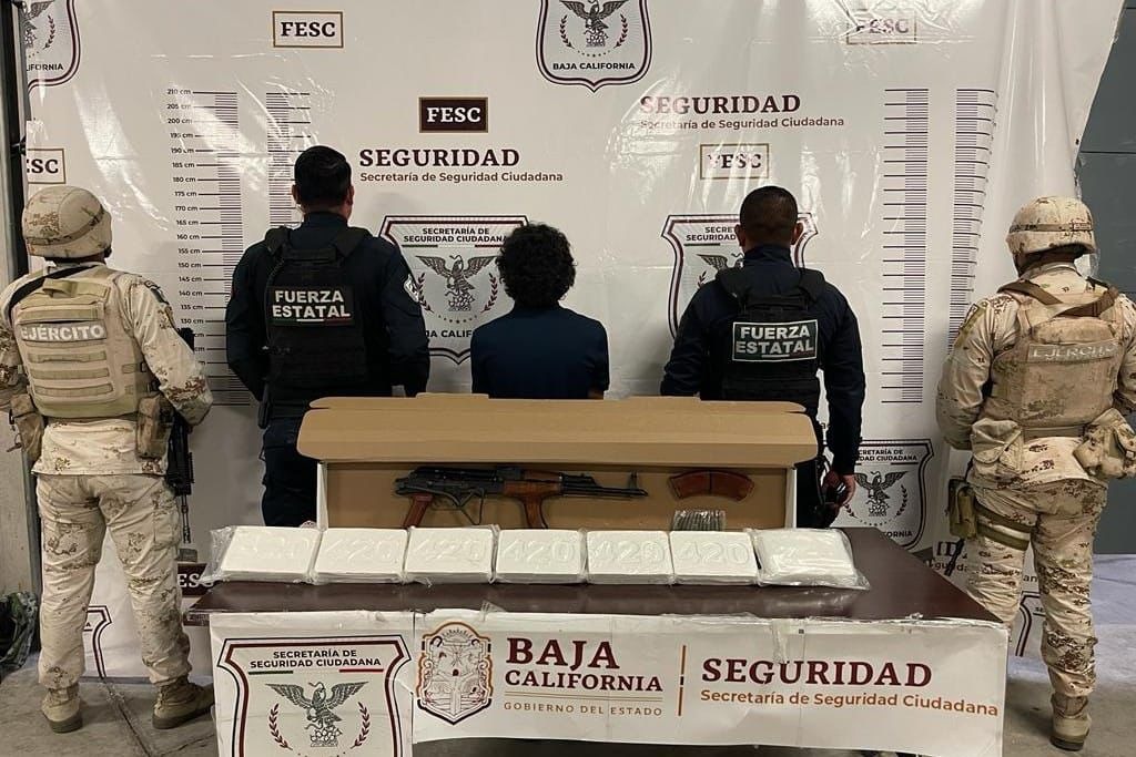 Detiene FESC a menor de edad en poder de arma larga y más de 7 kg de heroína blanca