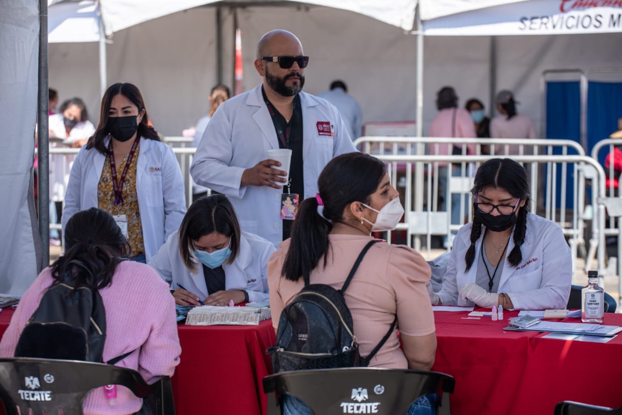 Celebra corporación caliente a las madres