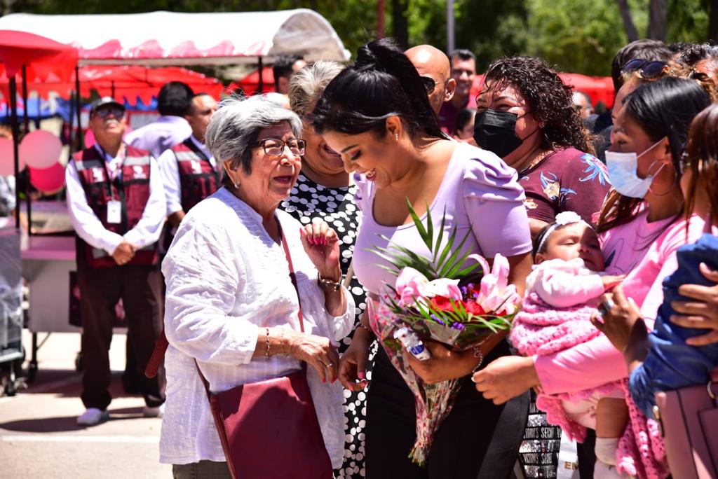 Apoyos entregados a las jefas de familia significan oportunidades de vida: Montserrat Caballero