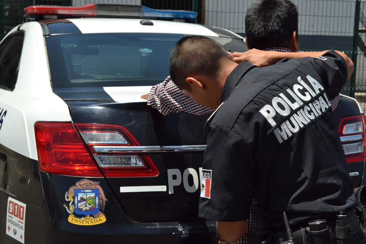 Detenido masculino por agentes por el probable delito de posesión de droga