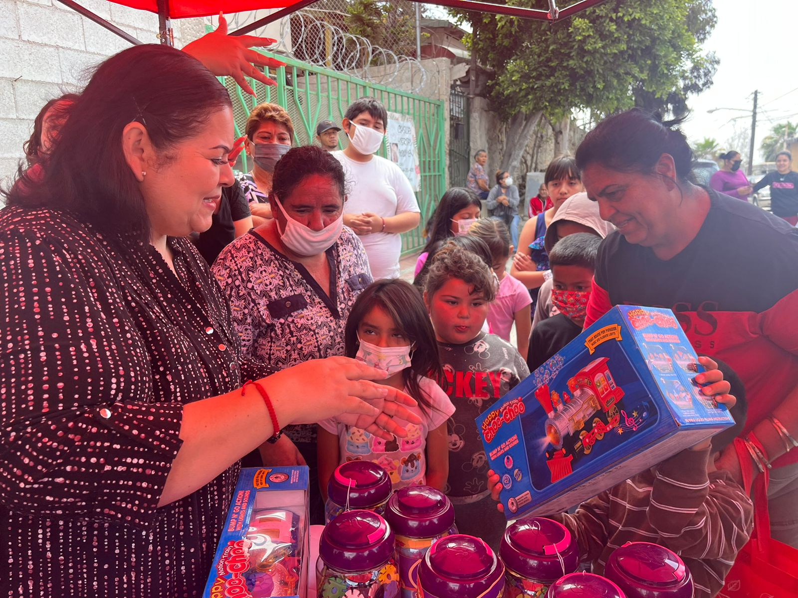 Evangelina Moreno hace entrega de despensas y juguetes en la Colonia Ignacio Zaragoza