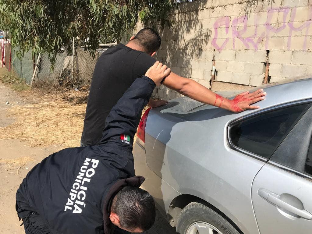 Arrestan a hombre por el probable delito de portación de arma prohibida