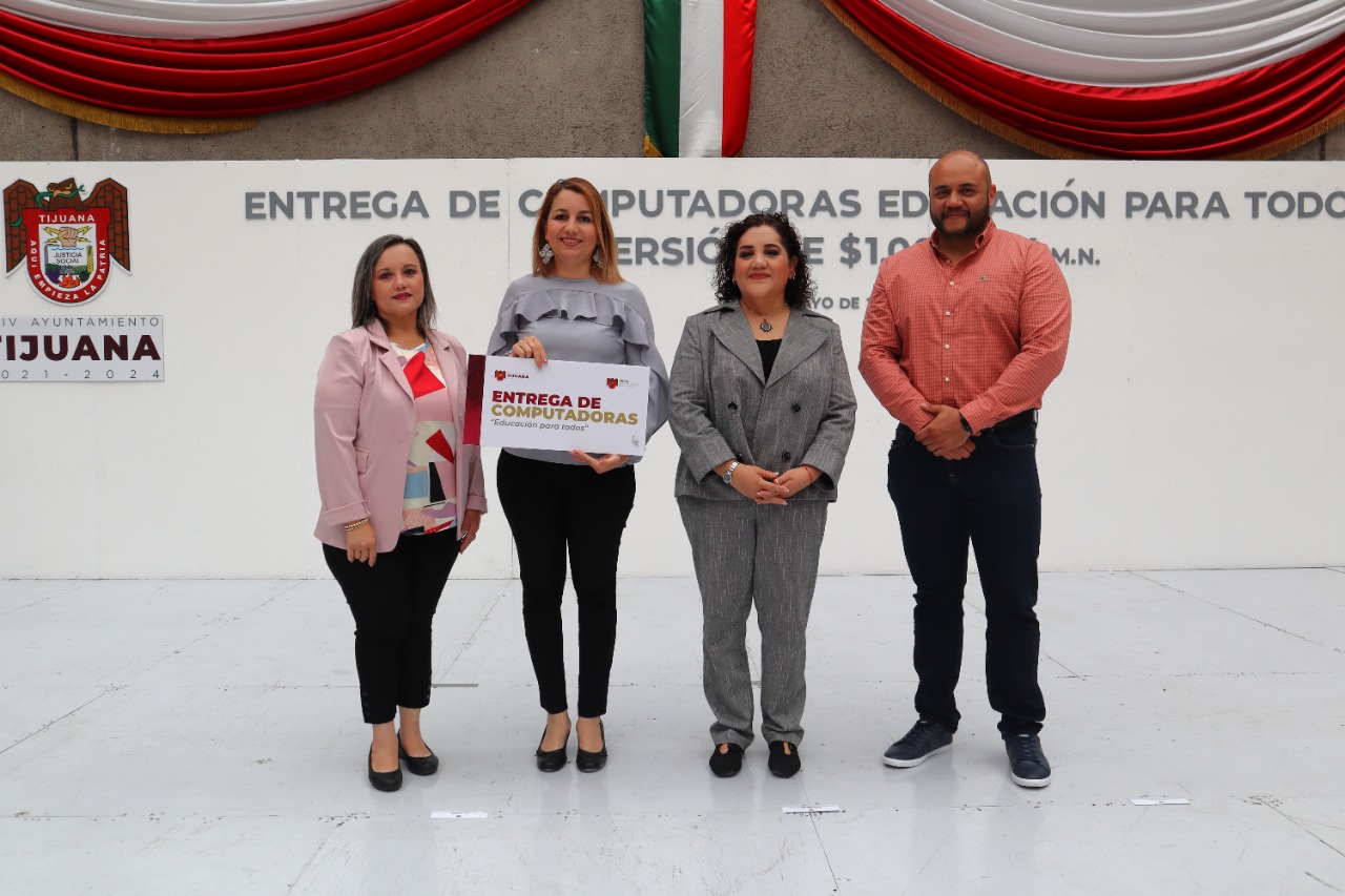 Ayuntamiento de Tijuana entrega computadoras a escuelas municipales