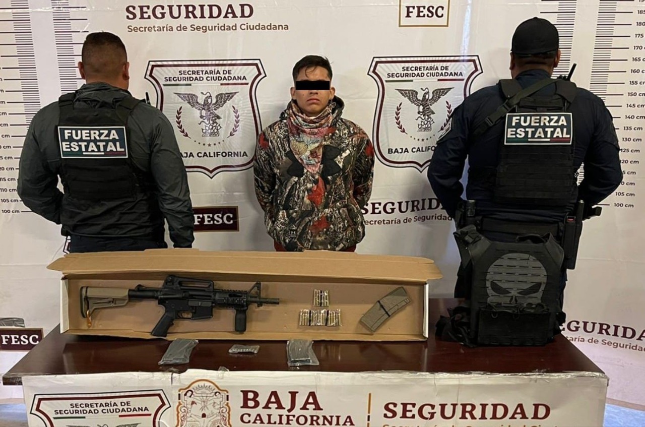 Detiene FESC a hombre con arma larga, cargadores y chaleco antibalas