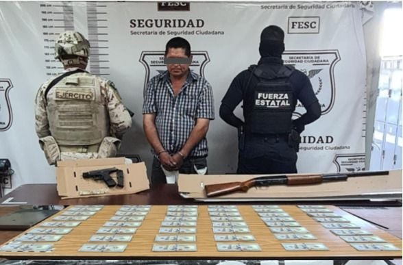 Detienen FESC y ejército a hombre con 48 mil dólares, dos armas de fuego y droga