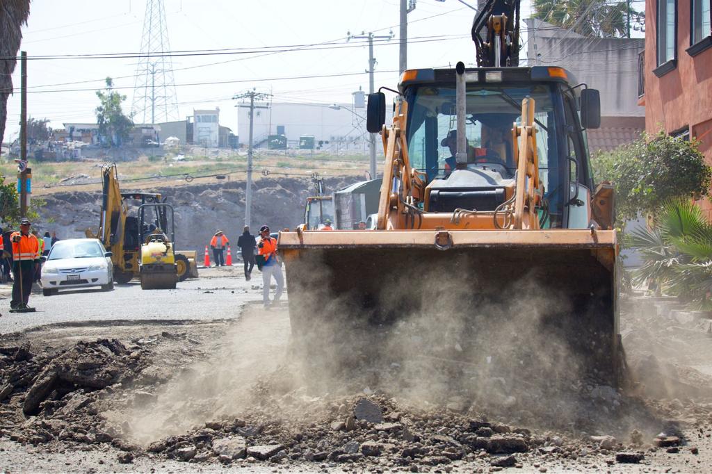 Ayuntamiento de Tijuana realiza obras de bacheo en la delegación la presa A.L.R.