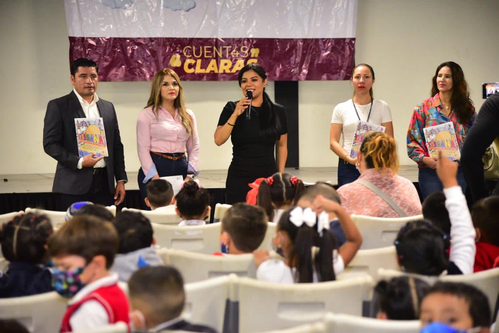 Interactúa alcaldesa con niños invitados por el ayuntamiento al museo del trompo