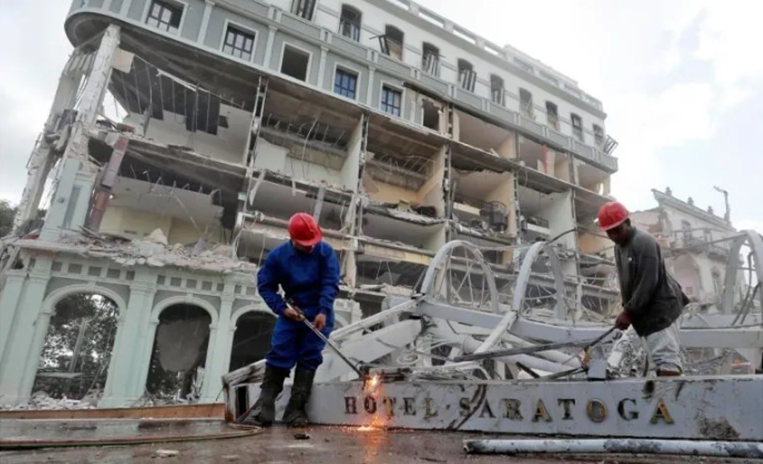 Suman 32 muertos y 80 lesionados por explosión en hotel Saratoga