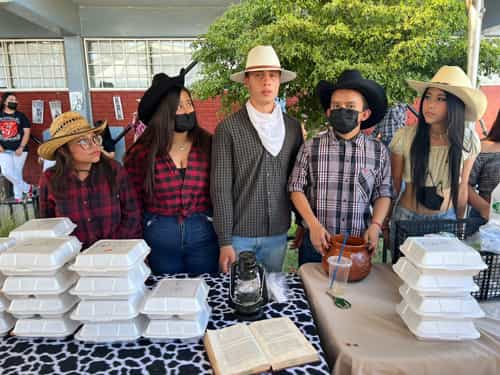 Disfrutan alumnos y padres de familia de CONALEP la XIV Muestra Gastronómica