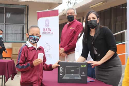 Entrega Secretaría de Educación computadoras a alumnos de primaria del Ejido Mazatlán