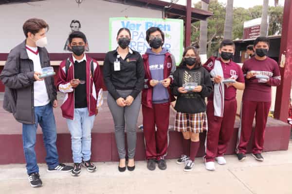 Entrega Secretaría de Educación lentes a alumnos de primaria y secundaria de Playas de Rosarito