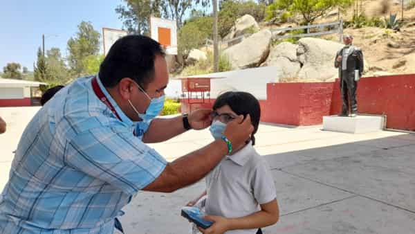 Entregan lentes a estudiantes de educación básica dentro del programa “Ver bien para aprender mejor”