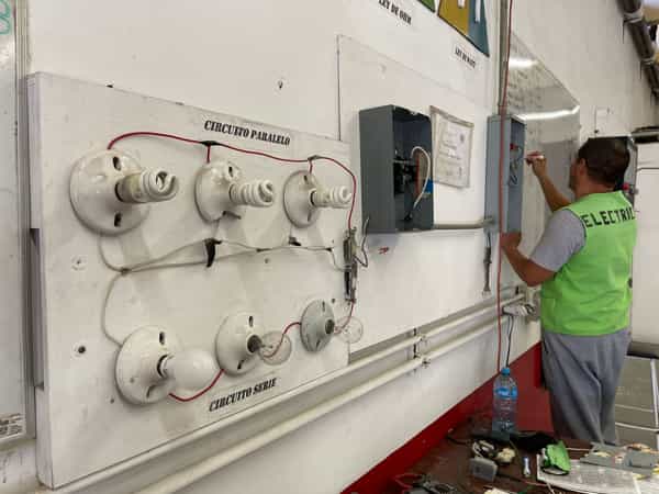 Imparten curso de Instalación Eléctrica Residencial a población LGBT del Centro Penitenciario de Tijuana