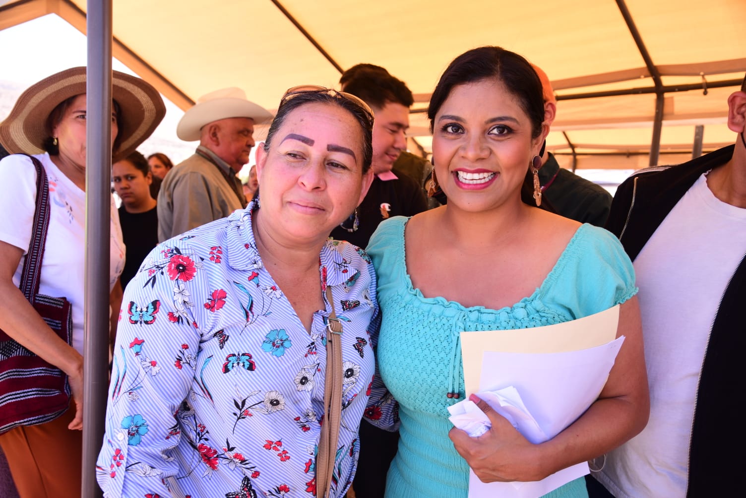 Alcaldesa Montserrat Caballero y regidor José Refugio Cañada se reúnen con residentes de la zona este