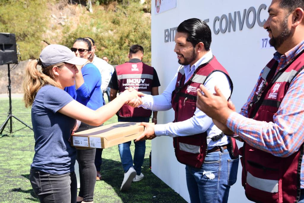 Ayuntamiento de Tijuana entrega más de 100 laptops a estudiantes universitarios