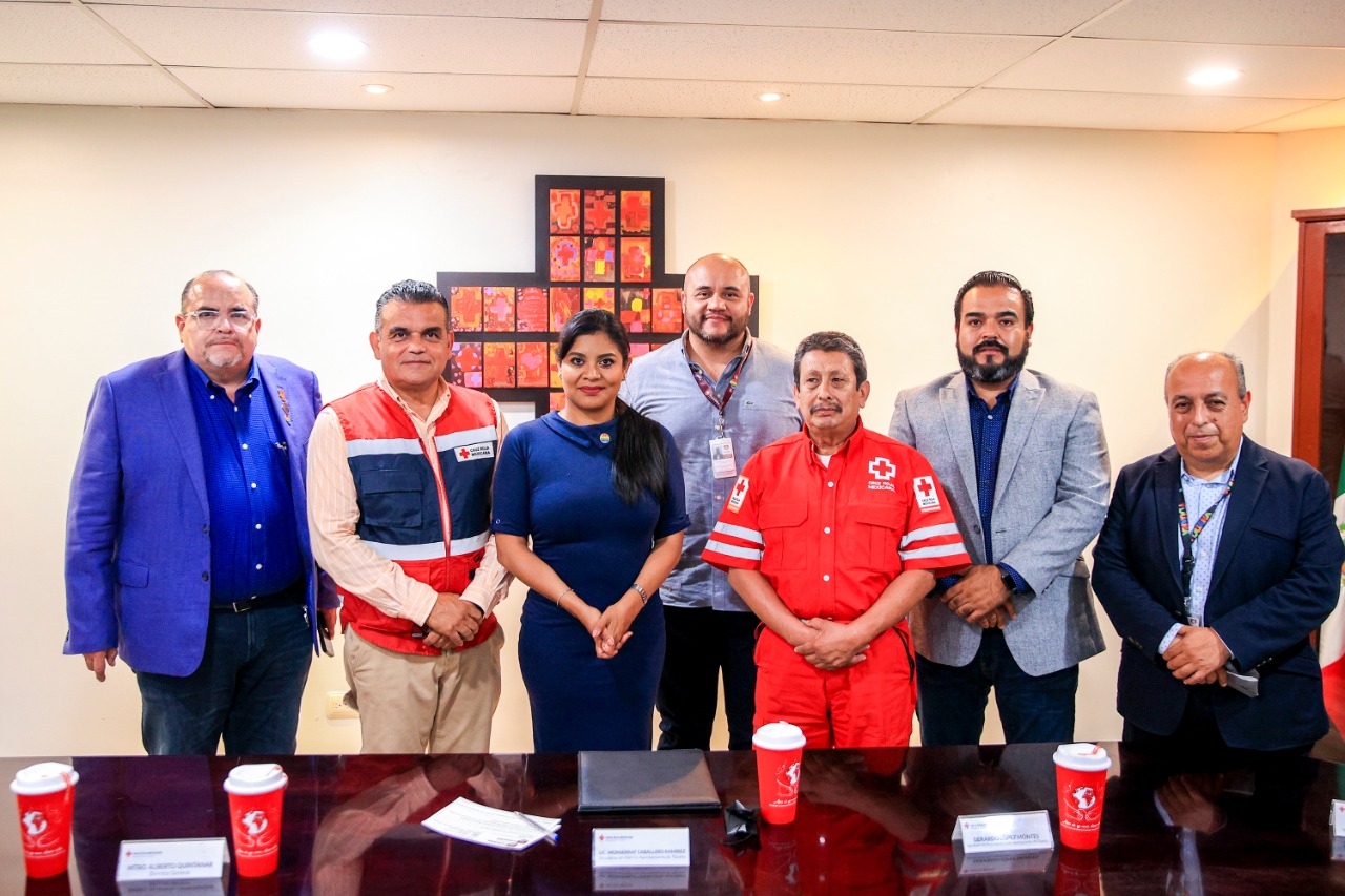 Alcaldesa Montserrat Caballero entrega donativo a la Cruz Roja de Tijuana