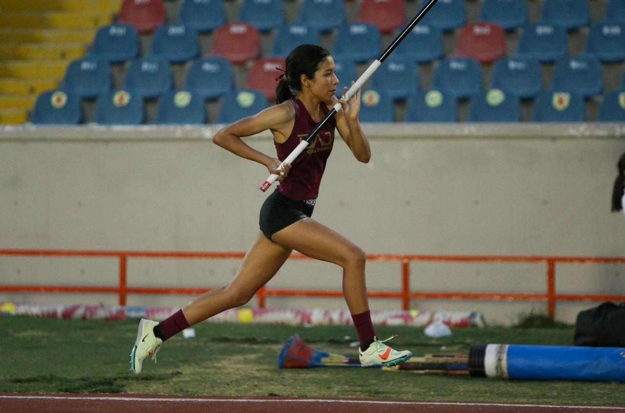 Vive Baja California gloriosa actuación en salto de garrocha con medalla de oro y récord Nacional