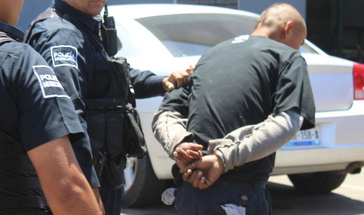 Detenido masculino por el probable delito de portación de arma prohibida