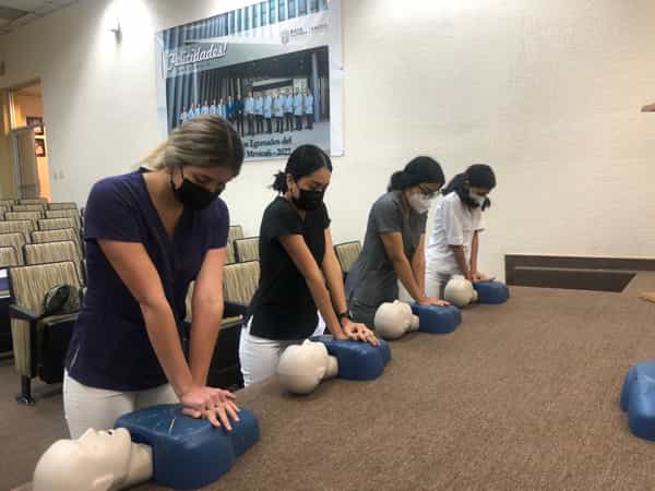 Realiza HGM taller sobre resucitación cardiopulmonar y carro rojo