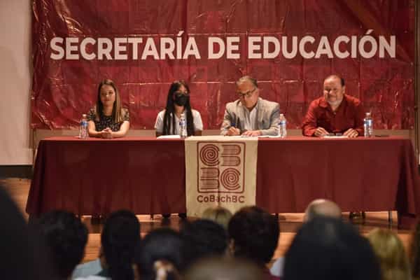 Reciben becas estudiantes de COBACH BC