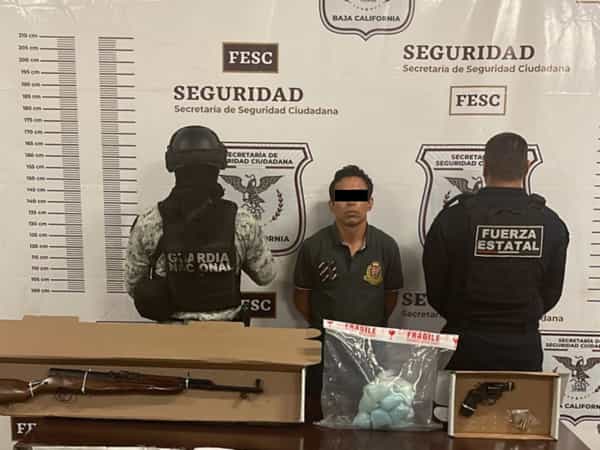 Detiene FESC a hombre en posesión de más de un kilo de fentanilo y armas de fuego