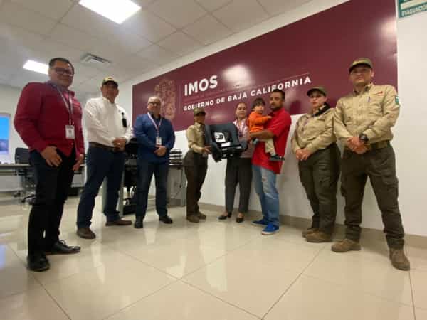 Entrega IMOS silla de seguridad para hijo de chofer de transporte público