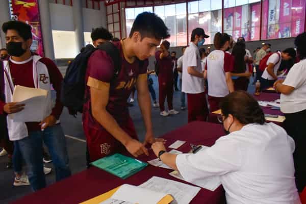 Entrega INDE becas deportivas a la zona costa de Baja California