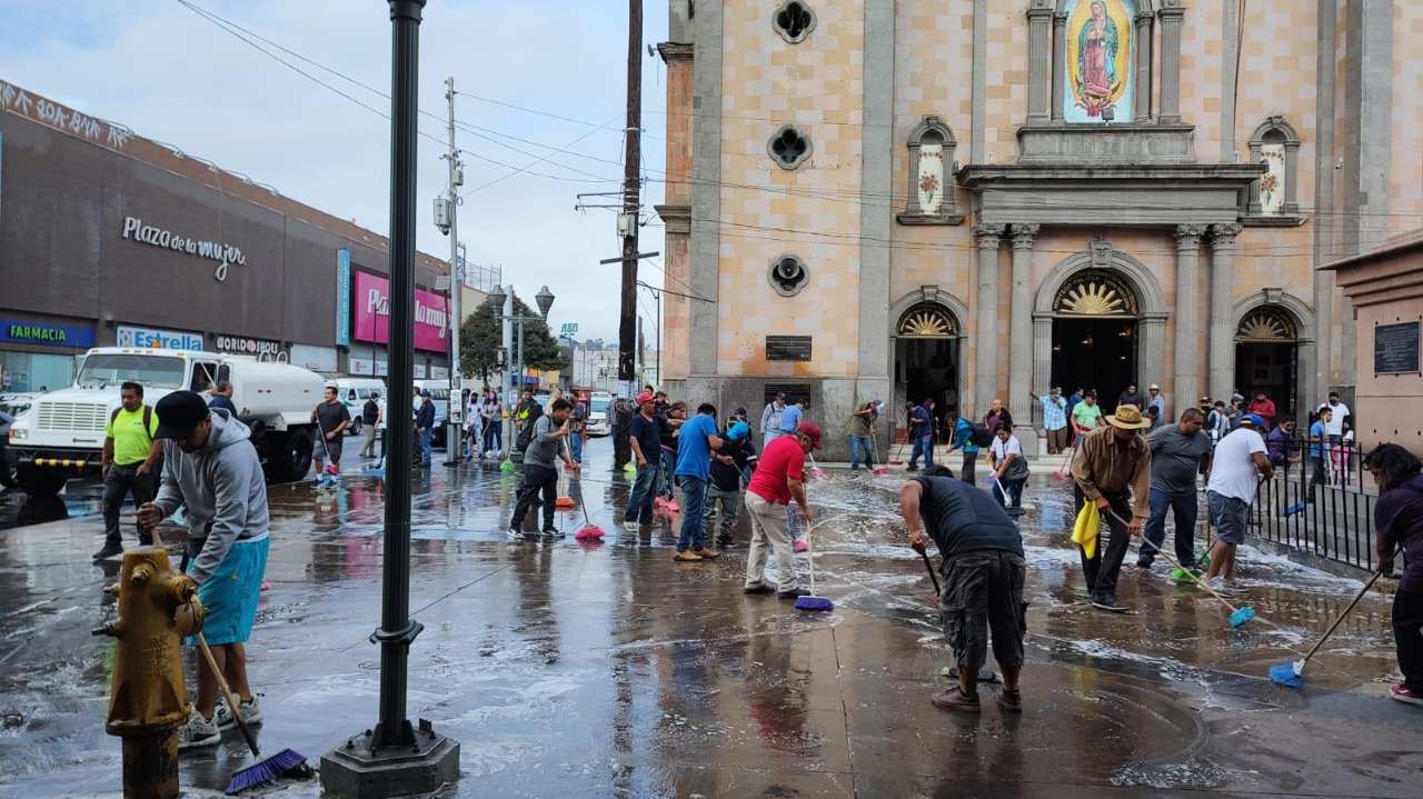 Un total de 300 comerciantes apoyaron al Ayuntamiento en jornada de limpieza del centro histórico