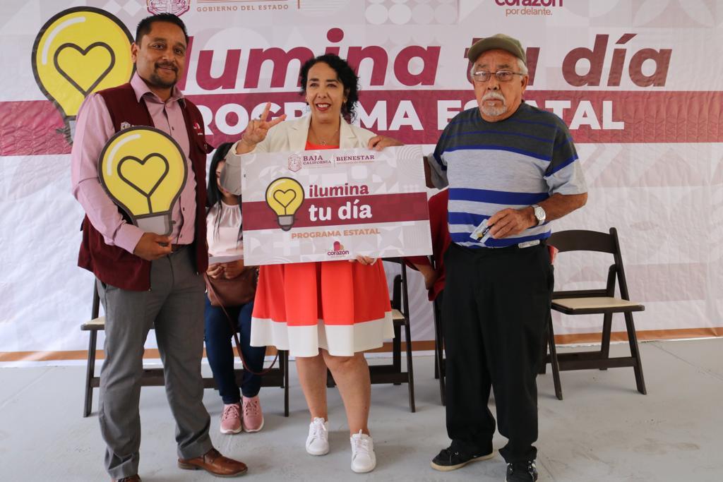 Participa Araceli Brown en la entrega de tarjetas “Ilumina tu día” a familias rosaritenses