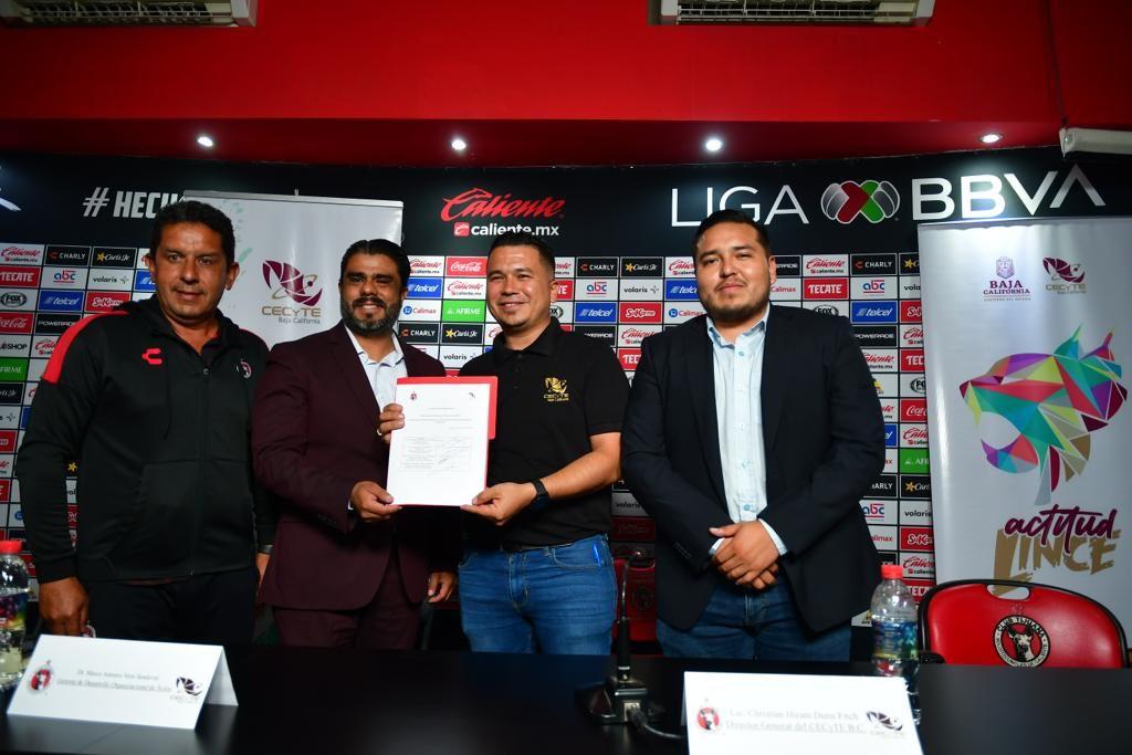 Firman convenio de colaboración CECYTE BC y El Club Xolos de Tijuana