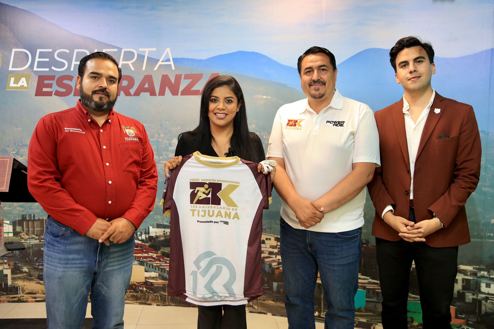 Presentan medalla y playera del medio maratón Internacional de Tijuana 2022