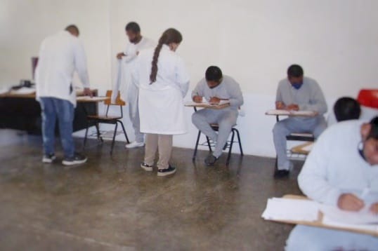 Concluyen exámenes de secundaria y preparatoria adolescentes del centro de internamiento de Ensenada.