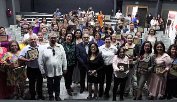 Reconocen a docentes con medallas “Rafael Ramírez” por 30 años de servicio educativo