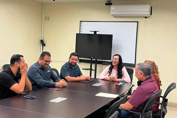 Se beneficia Evelyn Orta con el programa de becas educativas entre INDE y grupo educativo 16 de septiembre