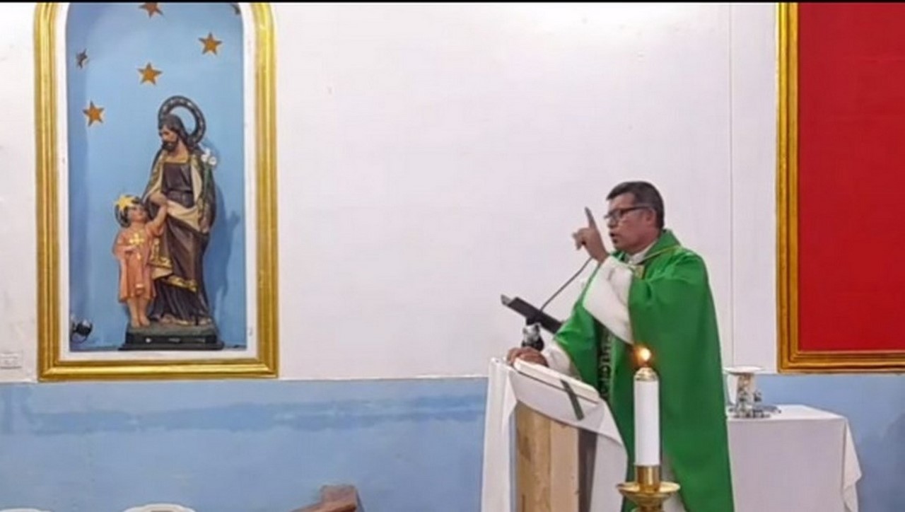 Sacerdote de Puebla realiza comentarios despectivos hacia la comunidad LGBTTTIQ+ en medio de su misa