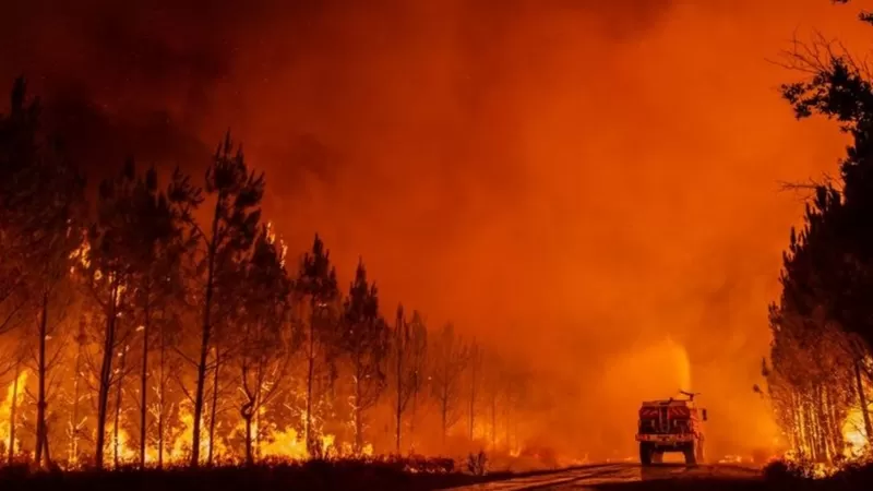 El “monstruoso” incendio forestal que está asolando el suroeste de Francia