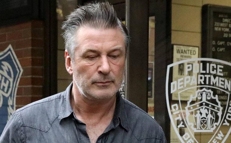 “No pudo dispararse sin apretar el gatillo”: FBI contradice al actor Alec Baldwin