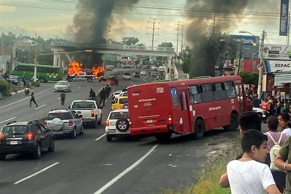 Incendian autos tras enfrentamiento en carretera de Jalisco a Saltillo