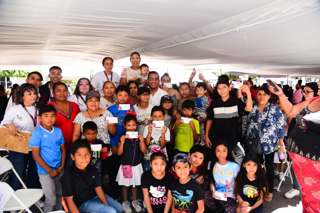 Entrega administración de Montserrat Caballero, vales para uniformes escolares