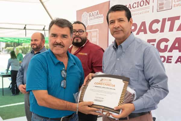 Entrega Cobach BC uniformes deportivos a docentes de actividades paraescolares