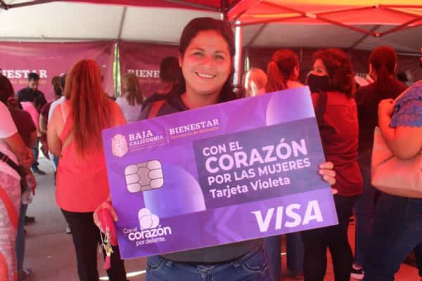 Entrega Secretaría de Bienestar mil 48 tarjetas violetas a jefas de familia