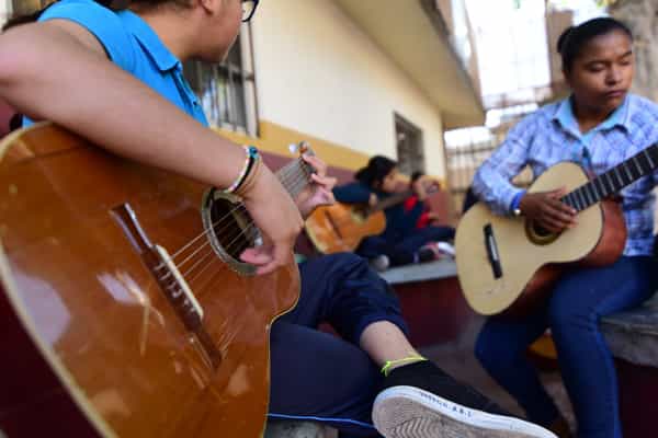 Participa Joven Anahí Martínez como voluntaria en el Albergue Temporal de Tijuana de DIF Baja California