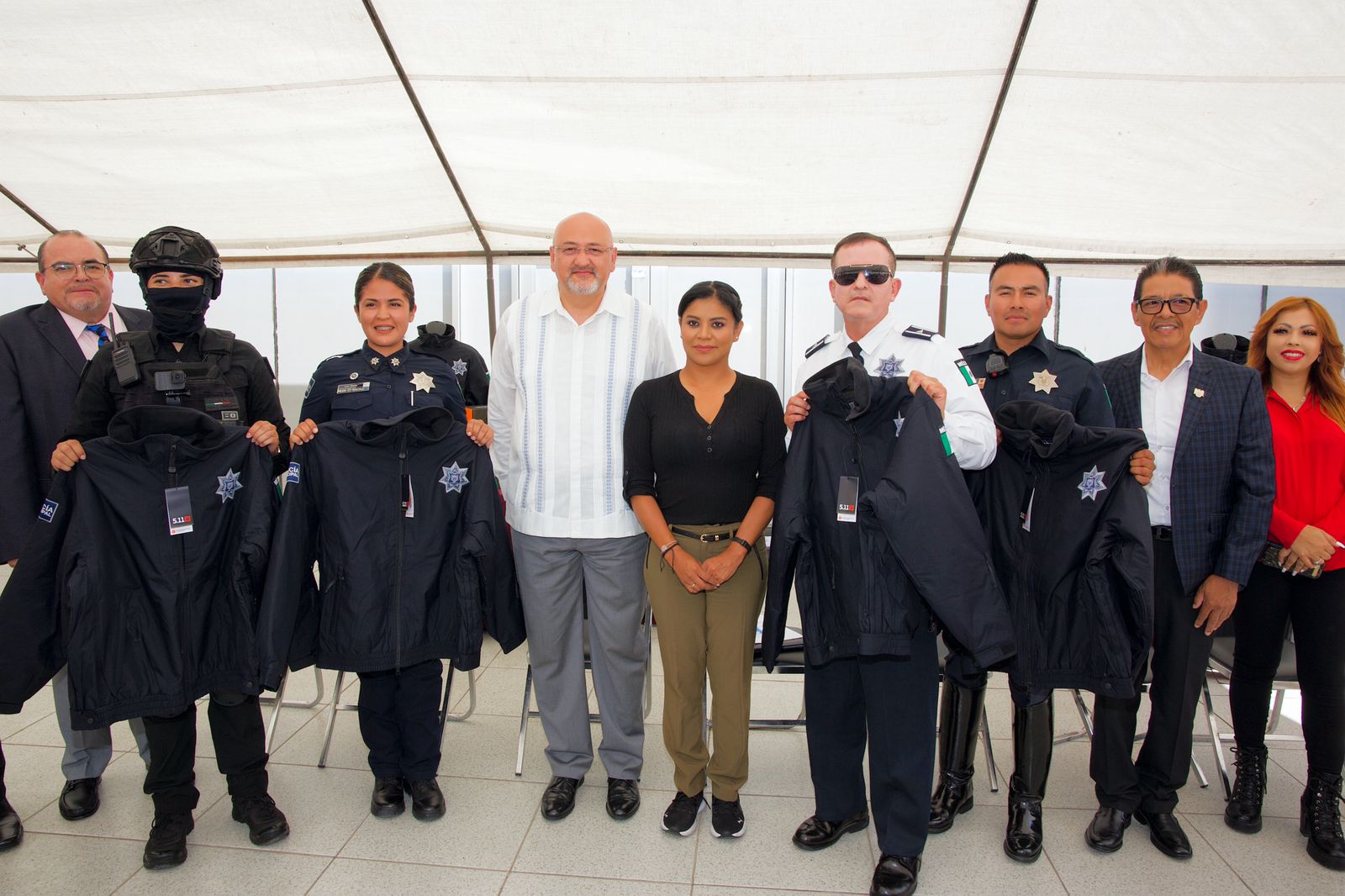 Montserrat Caballero entrega uniformes a policías municipales