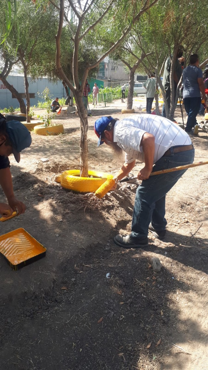 Ayuntamiento de Tijuana y ambulantes rehabilitan cancha deportiva en la presa