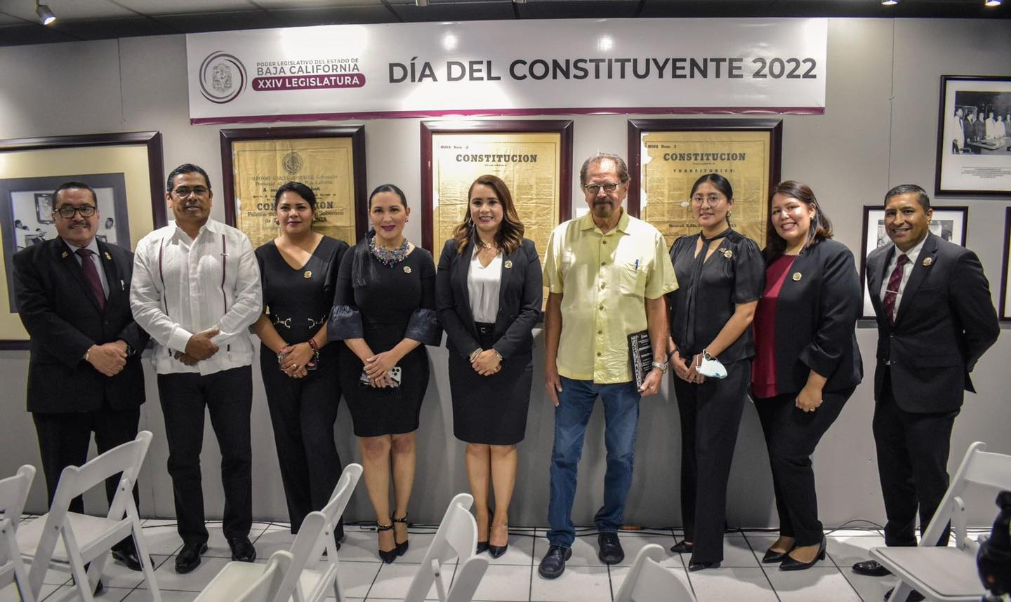 Entrega placa de reconocimiento la presidenta del congreso a historiador Roberto Elenes