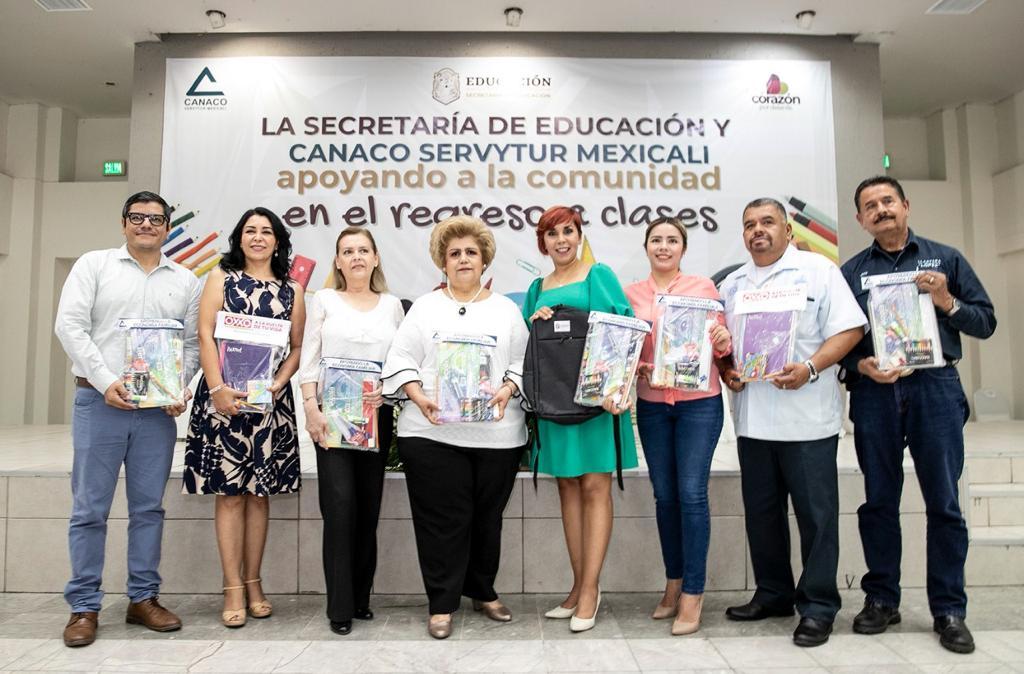 Entregan Secretaría de Educación y CANACO Mexicali útiles escolares a alumnos de educación básica