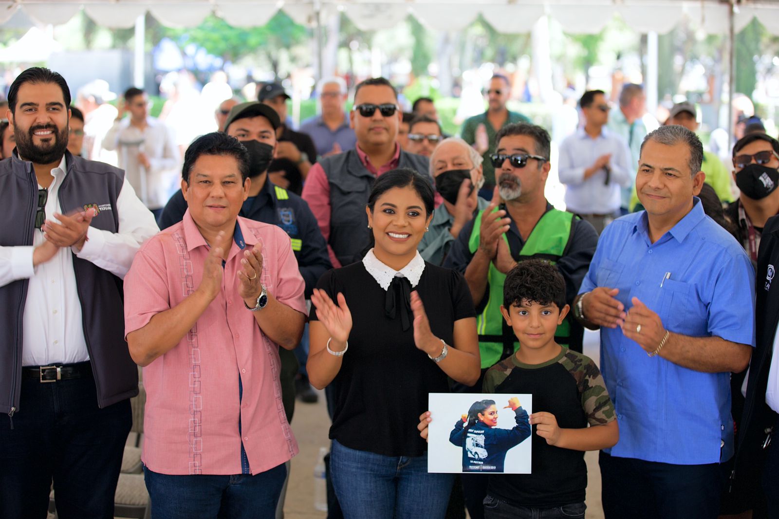 Alcaldesa Montserrat Caballero entrega equipo a trabajadores municipales por más de 5 MDP