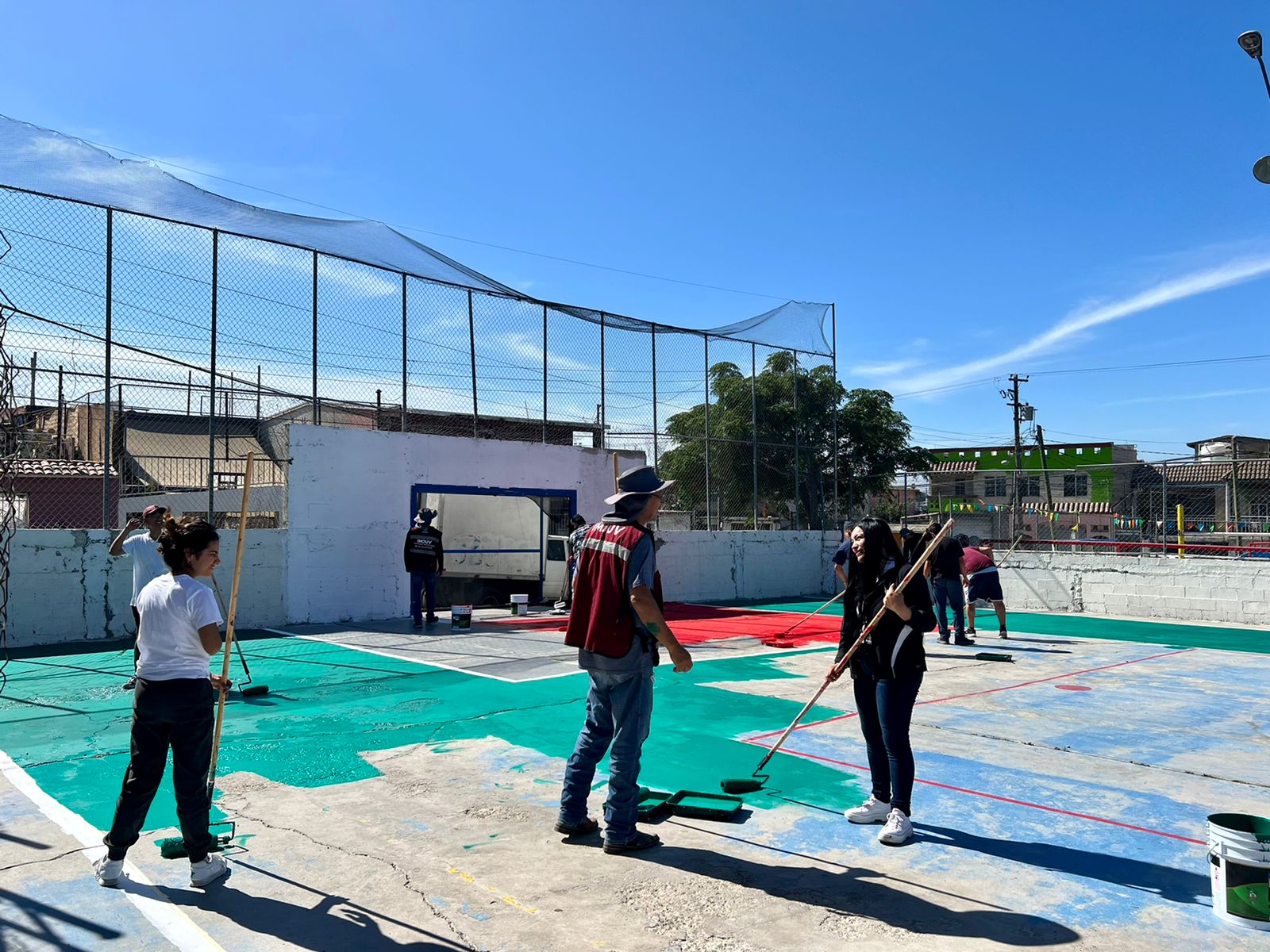 Participa IMJUV en rehabilitación de cancha en la colonia Centro Urbano 70-76