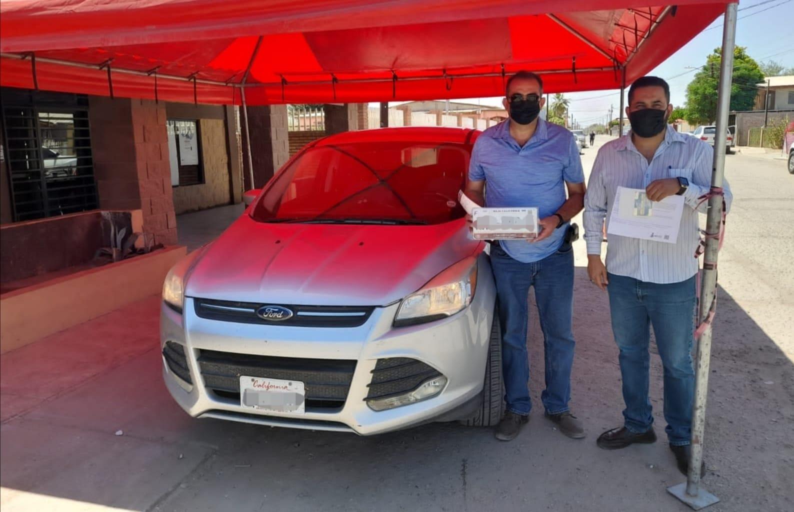 Reciben habitantes del Valle de Mexicali las primeras placas nacionales en los módulos REPUVE