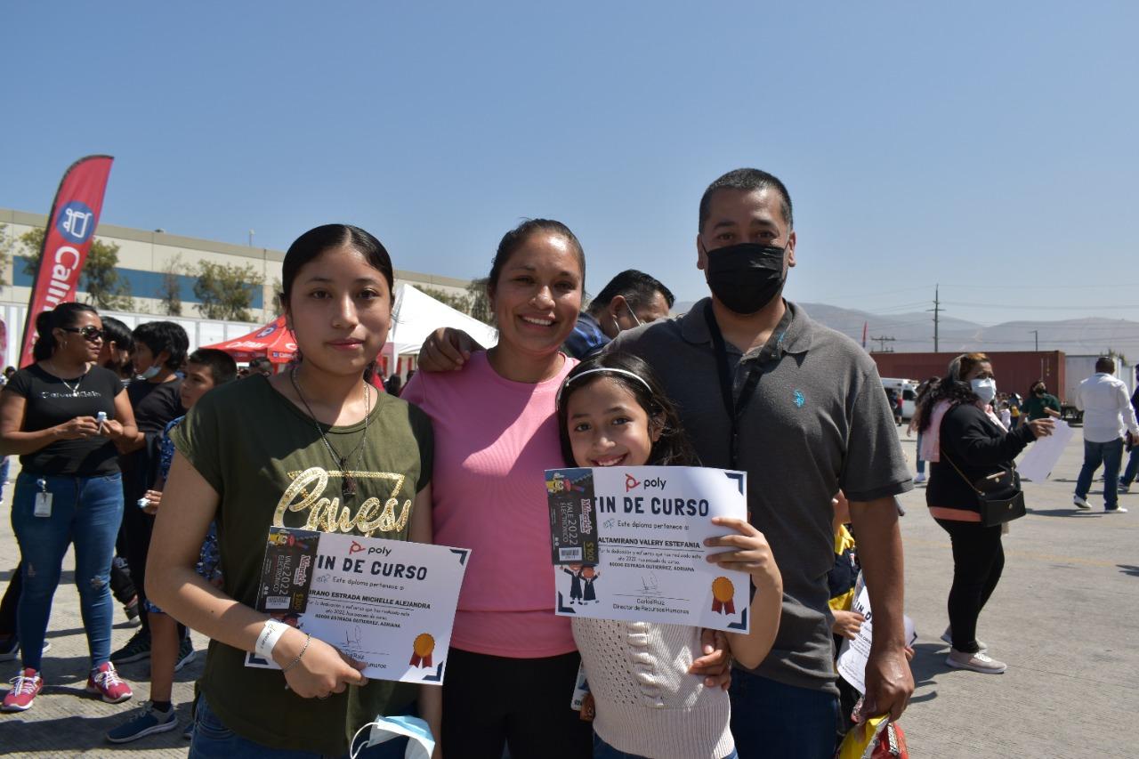 Entrega empresa POLY 350 becas escolares para hijos de sus asociados